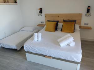 Posteľ alebo postele v izbe v ubytovaní NORDIC SUITE Apartamentos Minerva NEW APARTMENT Vistas al Mar