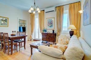 - un salon avec un canapé et une table dans l'établissement Corfu Ionian Light, à Corfou