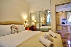 - une chambre avec un grand lit blanc et des serviettes dans l'établissement Corfu Ionian Light, à Corfou