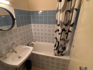 un bagno con un lavandino, una vasca e uno specchio di Studio au Sauze avec balcon, 4 pers, parking - FR-1-165A-88 a Enchastrayes Altre 10 foto