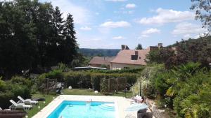 - une piscine dans la cour d'une maison dans l'établissement Le TIVOLI, à Montignac