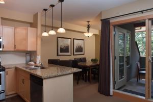 Kuchyň nebo kuchyňský kout v ubytování Lodges at Canmore