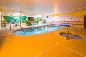 Bazén v ubytování Alpine Inn & Suites Gunnison nebo v jeho okolí