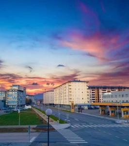 una calle de la ciudad con edificios y un cielo nublado en Omega, en Doboj