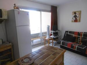 un soggiorno con frigorifero e divano. di Appartement Sète, 2 pièces, 5 personnes - FR-1-472-143 a Sète