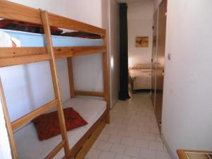 una camera con 2 letti a castello e una camera da letto di Appartement Sète, 2 pièces, 5 personnes - FR-1-472-143 a Sète