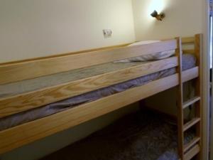 a couple of bunk beds in a room at Appartement Barcelonnette, 2 pièces, 4 personnes - FR-1-165A-99 in Barcelonnette