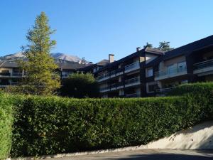 a hedge in front of an apartment building at Appartement T2 calme avec belle terrasse à Barcelonnette - FR-1-165A-99 in Barcelonnette +4 photos