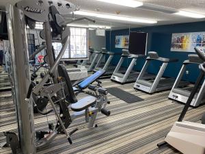 The fitness centre and/or fitness facilities at Sonesta Simply Suites Somerset