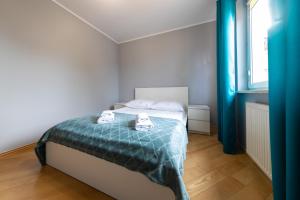 Posteľ alebo postele v izbe v ubytovaní Apartament z 3 sypialniami
