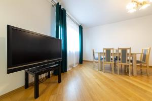 Televízia a/alebo spoločenská miestnosť v ubytovaní Apartament z 3 sypialniami
