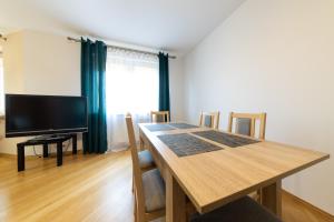 Televízia a/alebo spoločenská miestnosť v ubytovaní Apartament z 3 sypialniami