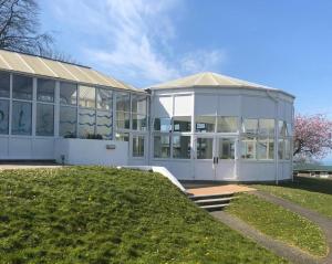Κήπος έξω από το Woodlands Hare Chalet, Bideford Bay Holiday Park