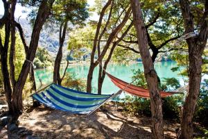 een hangmat in de bomen naast een meer bij Hopewell Lodge in Kenepuru Sounds