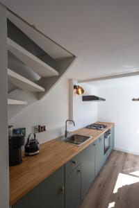Kuchyň nebo kuchyňský kout v ubytování Tiny Beachhouse Noordwijk