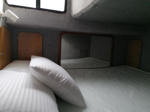 Zdjęcie z galerii obiektu Séjour insolite sur un yacht. Bateau Hôtel à quai. w La Rochelle