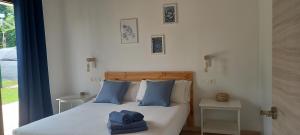 a bedroom with a bed with blue towels on it at Apartamentos El Respigu in Cangas de Onís