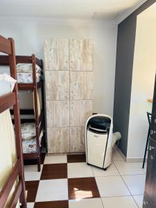een kamer met een koelkast en een stapelbed bij Le Rêve city hostel in Odessa
