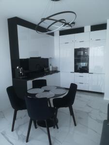 Kuchyňa alebo kuchynka v ubytovaní Apartament z widokiem na morze w kompleksie Hevenia + 1 fotografia
