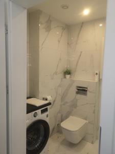 Kúpeľňa v ubytovaní Apartament z widokiem na morze w kompleksie Hevenia
