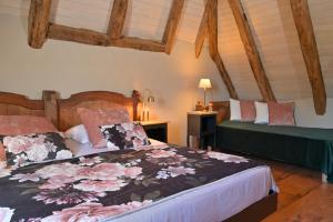 Een bed of bedden in een kamer bij Domaine du Vidal