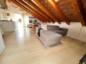 - un salon avec un canapé et une table dans l'établissement ERMAN HOUSE Mansarda sulla Riviera del Brenta Venezia, à Dolo