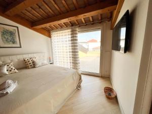 una camera con un letto e una grande finestra di ERMAN HOUSE Mansarda sulla Riviera del Brenta Venezia a Dolo
