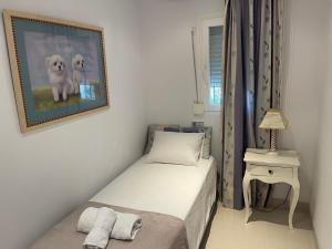 Postel nebo postele na pokoji v ubytování PUERTO BANUS Apartamento PEACE
