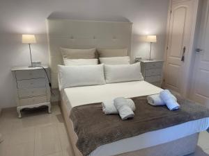 Postel nebo postele na pokoji v ubytování PUERTO BANUS Apartamento PEACE + 30 fotografií