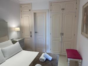 Postel nebo postele na pokoji v ubytování PUERTO BANUS Apartamento PEACE