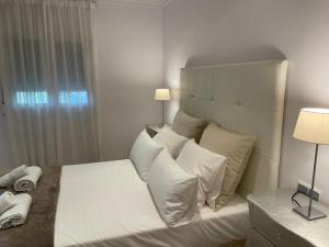Postel nebo postele na pokoji v ubytování PUERTO BANUS Apartamento PEACE