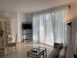 TV a/nebo společenská místnost v ubytování PUERTO BANUS Apartamento PEACE