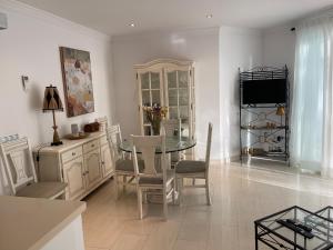 TV a/nebo společenská místnost v ubytování PUERTO BANUS Apartamento PEACE