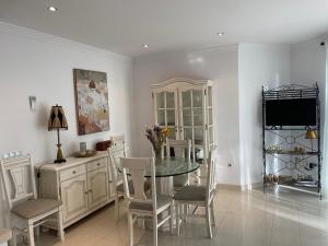 TV a/nebo společenská místnost v ubytování PUERTO BANUS Apartamento PEACE