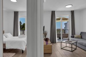 een slaapkamer met een bed en een woonkamer met een bank bij Apartment Villa Barisimo in Makarska