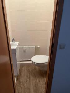 a bathroom with a toilet and a sink at Ferienwohnung im Mehrfamilienhaus in Weißwasser