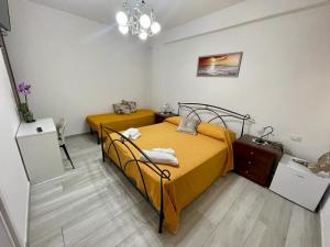 Postel nebo postele na pokoji v ubytování Donnabella house