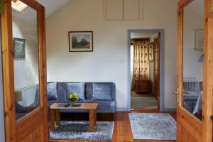 Posezení v ubytování Sea view 1-Bed Cottage with private garden
