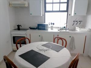 A kitchen or kitchenette at Low Island House