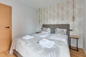 Posteľ alebo postele v izbe v ubytovaní Dom & House - Apartments Chmielna Park