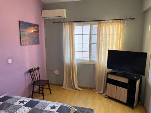 Μια τηλεόραση ή/και κέντρο ψυχαγωγίας στο Cosy Home near the sea