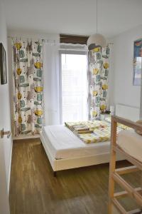 1 dormitorio con 1 cama en una habitación con ventana en Sopotinn Apartment en Sopot