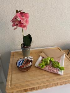 een tafel met een bloem in een vaas en een doos snacks bij Ferienwohnung Matilde in Bad Grund