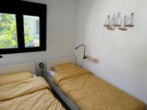 Postel nebo postele na pokoji v ubytování Modern 2 bed apartment, private roof terrace with jacuzzi - Competa Centre - Casa de La Plaza