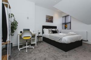 1 dormitorio con cama, escritorio y silla en 1 Bed Stylish City Flat 2nd Floor close to City Centre with free parking, king size bed & Wi-Fi, en Nottingham