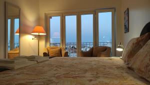 En eller flere senger på et rom på Golden Loft Caparica