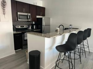 Ett kök eller pentry på Downtown Baltimore Skyline Luxury Studio