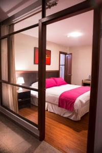 A bed or beds in a room at Hostal Casa de Lidice