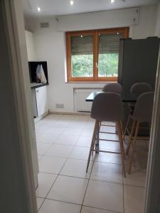 - une salle à manger avec une table et des chaises dans l'établissement Appartement meublé aux portes de Genève, à Annemasse