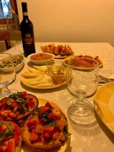 PignanoにあるAgriturismo Santa Brunaのテーブル(食器、ワイン1本付)